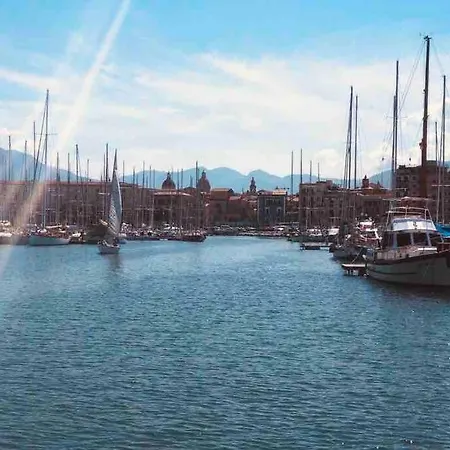 Hotel na wodzie Boat And Breakfast *