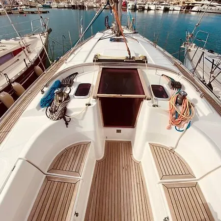 Hotel na wodzie Boat And Breakfast *