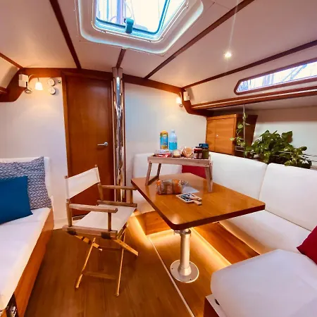 Hotel na wodzie Boat And Breakfast *