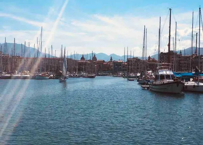 Botel Boat And Breakfast *