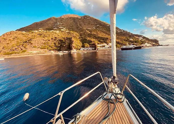 Boat And Breakfast Botel