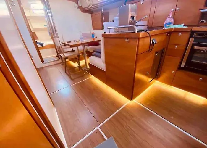 Botel Boat And Breakfast Palermo