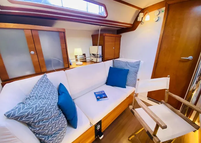 Botel Boat And Breakfast