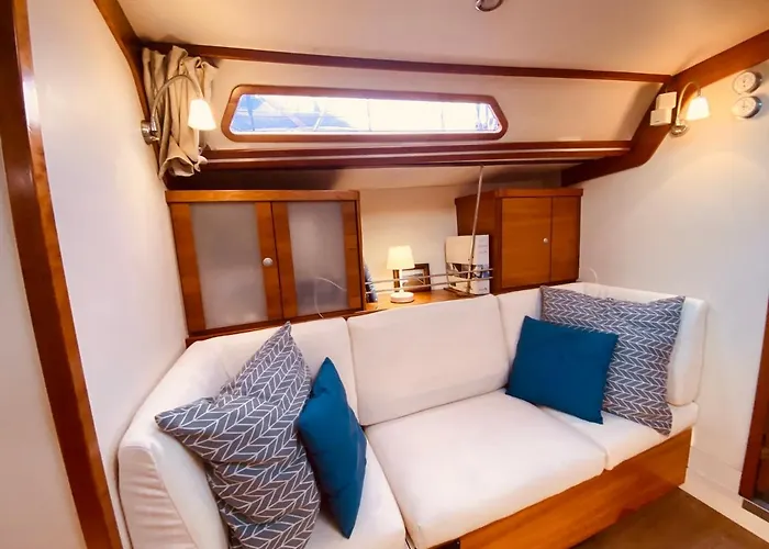 Botel Boat And Breakfast *