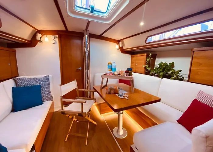 Botel Boat And Breakfast *
